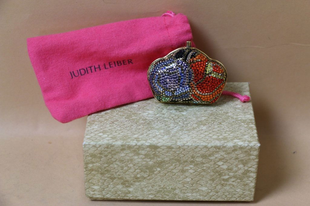 JUDITH LEIBER FANCY PILL PURSE W/ ORIGINAL BOX: JUDITH LEIBER FANCY PILL PURSE W/ ORIGINAL BOX