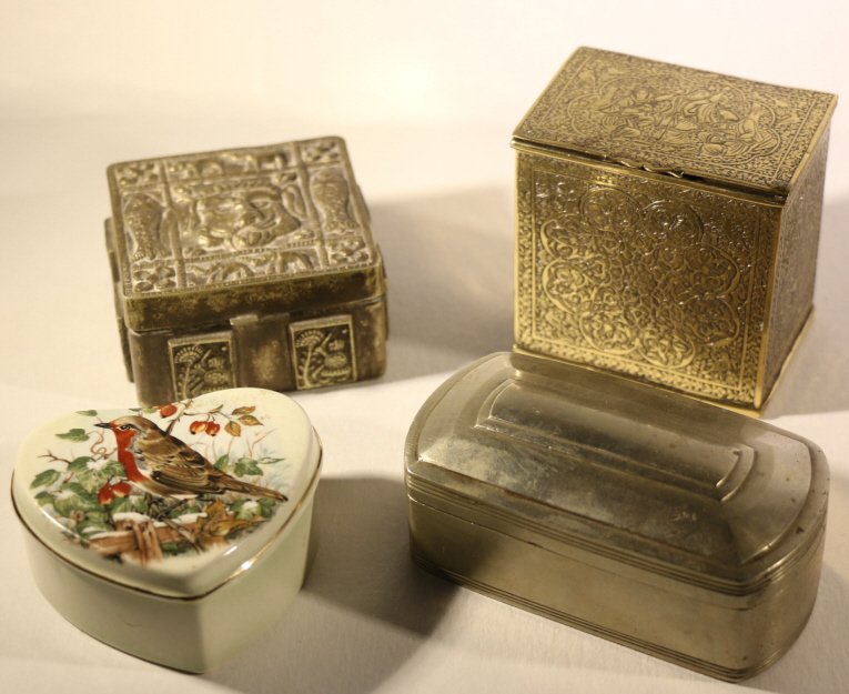 ENGLISH TOLE & BRASS PILL BOX LOT: ENGLISH TOLE & BRASS PILL BOX LOT