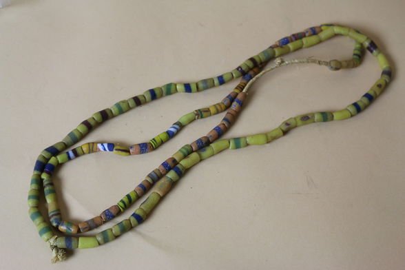 NATIVE AMERICAN ANTIQUE TRADE BEADS: NATIVE AMERICAN ANTIQUE TRADE BEADS