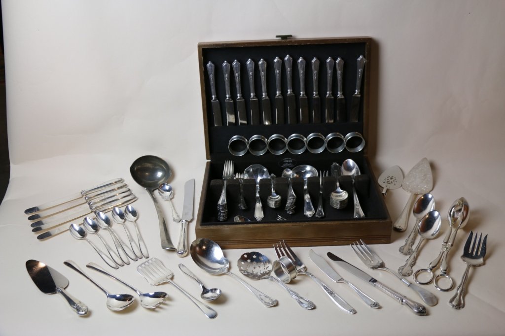 FLATWARE AND SERVING SILVER PLATE LOT: BOX OF SILVER PLATE FLAT WARE