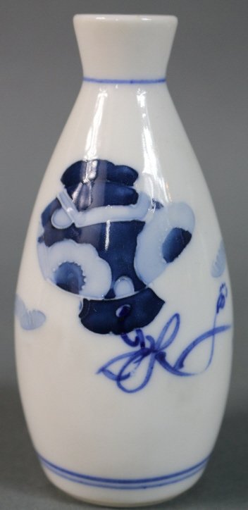 CHINESE BLUE & WHITE BOTTLE VASE (1 of 3)