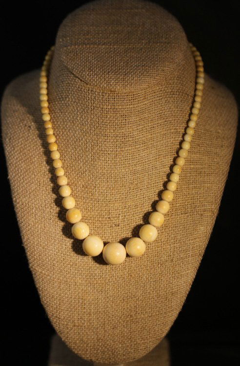 CHINESE ANTIQUE IVORY GRADUATED BEADED NECKLACE (1 of 4)