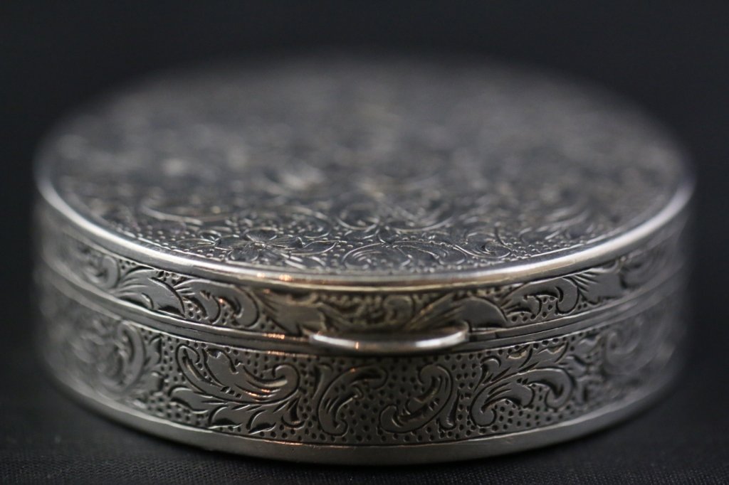 STERLING SILVER LADIES MIRRORED PILL BOX: STERLING SILVER LADIES MIRRORED PILL BOX