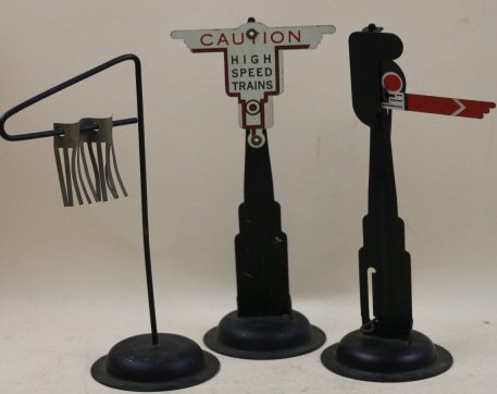 LIONEL LOT OF THREE VINTAGE SIGNALS (1 of 4)