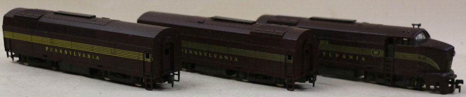 HO PENNSYLVANIA DIESEL AND TWO PASSENGER CARS: #5772 DIESEL; PASSENGER CARS "ATLAS/ROCO" MF6; MADE IN AUSTRIA