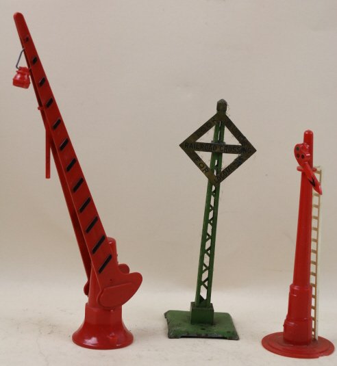 LIONEL LOT OF THREE VINTAGE SIGNALS (1 of 3)