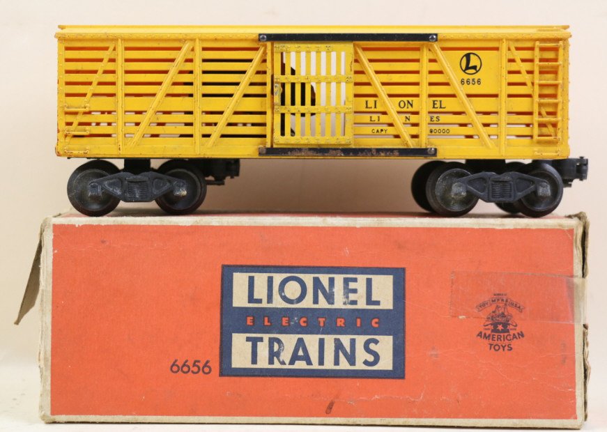 LIONEL STOCK CAR 6656: O SCALE LIONEL STOCK CAR 6656 WITH PIG INSIDE