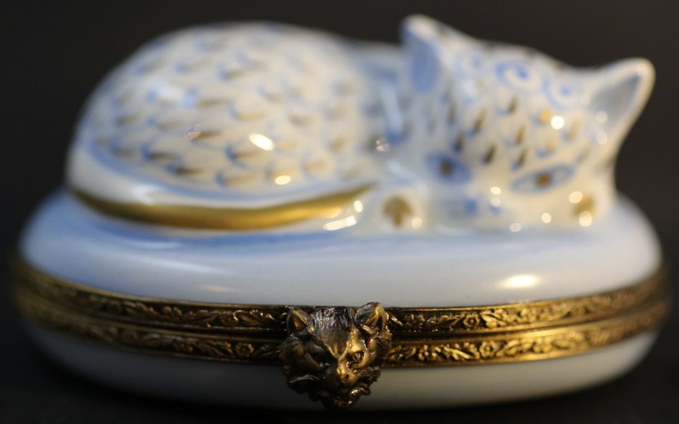 FRENCH LIMOGE PORCELAIN BOX: FRENCH LIMOGE PORCELAIN BOX