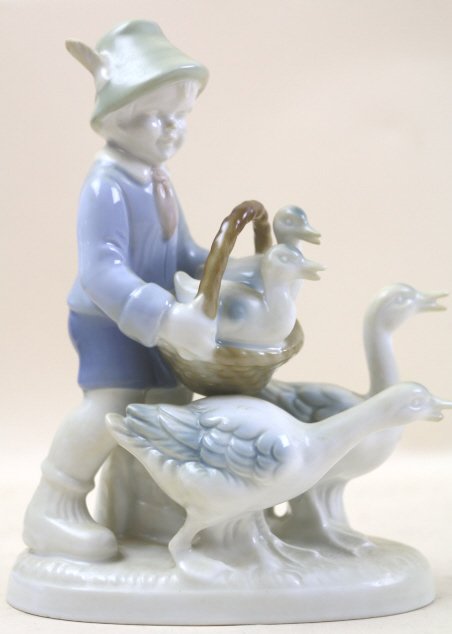 BAVARIAN PORCELAIN FIGURAL GROUP: BAVARIAN PORCELAIN FIGURAL GROUP