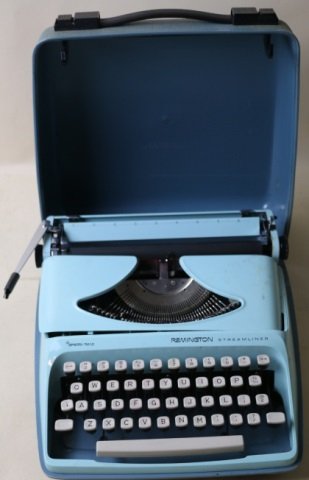 REMINGTON VINTAGE PORTABLE TYPE WRITER: REMINGTON VINTAGE PORTABLE TYPE WRITER