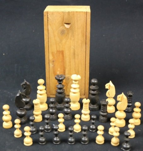 ANTIQUE PRIMITIVE HAND TURNED CHESS SET: ANTIQUE PRIMITIVE HAND TURNED CHESS SET