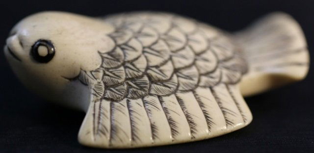 JAPANESE ANTIQUE HAND CARVED NETSUKE: JAPANESE ANTIQUE HAND CARVED NETSUKE