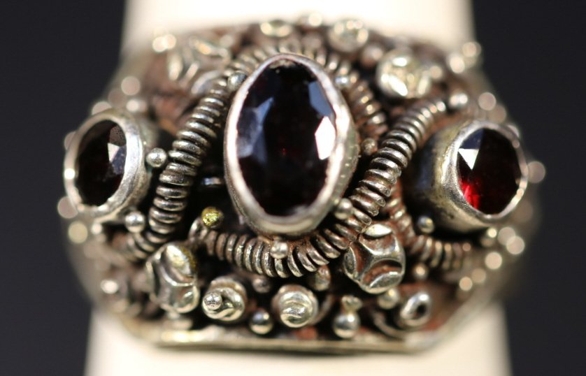 STERLING SILVER & GARNET RING: STERLING SILVER & GARNET RING