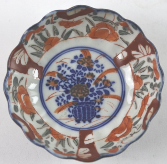 JAPANESE IMARI ANTIQUE SCALLOP BOWL: JAPANESE IMARI ANTIQUE SCALLOP BOWL 5X5