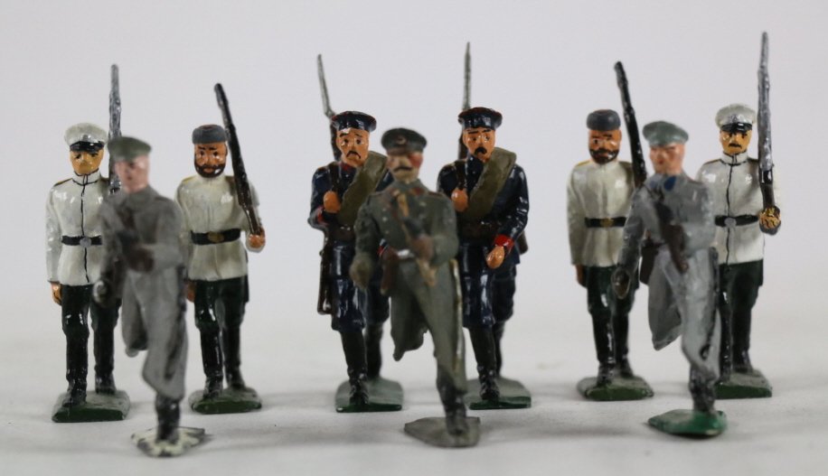 EUROPEAN ANTIQUE LEAD SOLDIER GROUPING: EUROPEAN ANTIQUE LEAD SOLDIER GROUPING