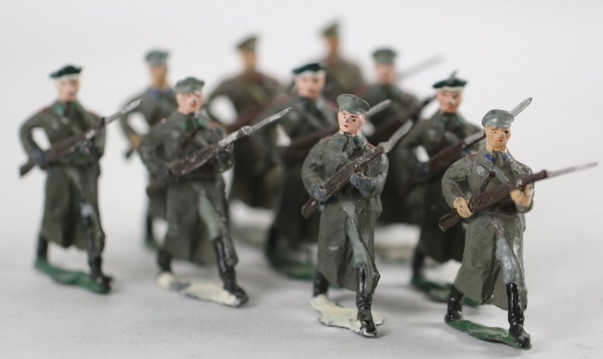 ENGLISH ANTIQUE LEAD SOLDIER GROUPING: ENGLISH ANTIQUE LEAD SOLDIER GROUPING