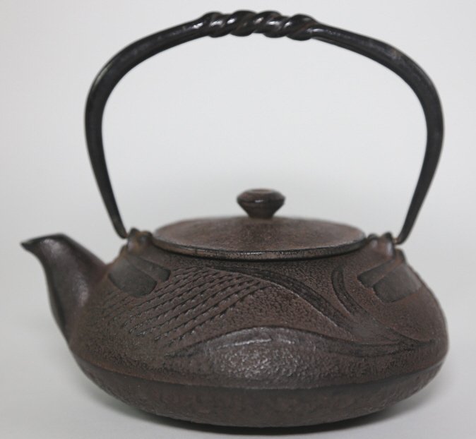 JAPANESE ANTIQUE TETSUBIN CAST IRON DRAGONFLY POT: JAPANESE ANTIQUE TETSUBIN DRGONFLY CAST IRON TEA POT