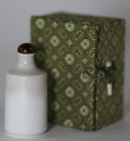 CHINESE ANTIQUE BLANC DE CHINE SNUFF BOTTLE: CHINESE ANTIQUE BLANC DE CHINE SNUFF BOTTLE