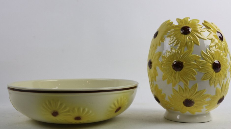 VINTAGE SUNFLOWER SERVING BOWL AND BULBOUS VASE: 8 1/2" X 6" SUNFLOWER VASE; SUNFLOWER BOWL AND BULBOUS VASE