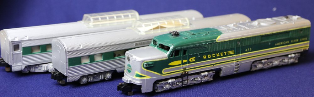 AMERICAN FLYER S GUAGE ROCKET 475 , VISTA CAR SET: AMERICAN FLYER S GUAGE ROCKET 475 , VISTA CAR SET. DIESEL ENGINE & TWO VITSA PASSENGER CARS.