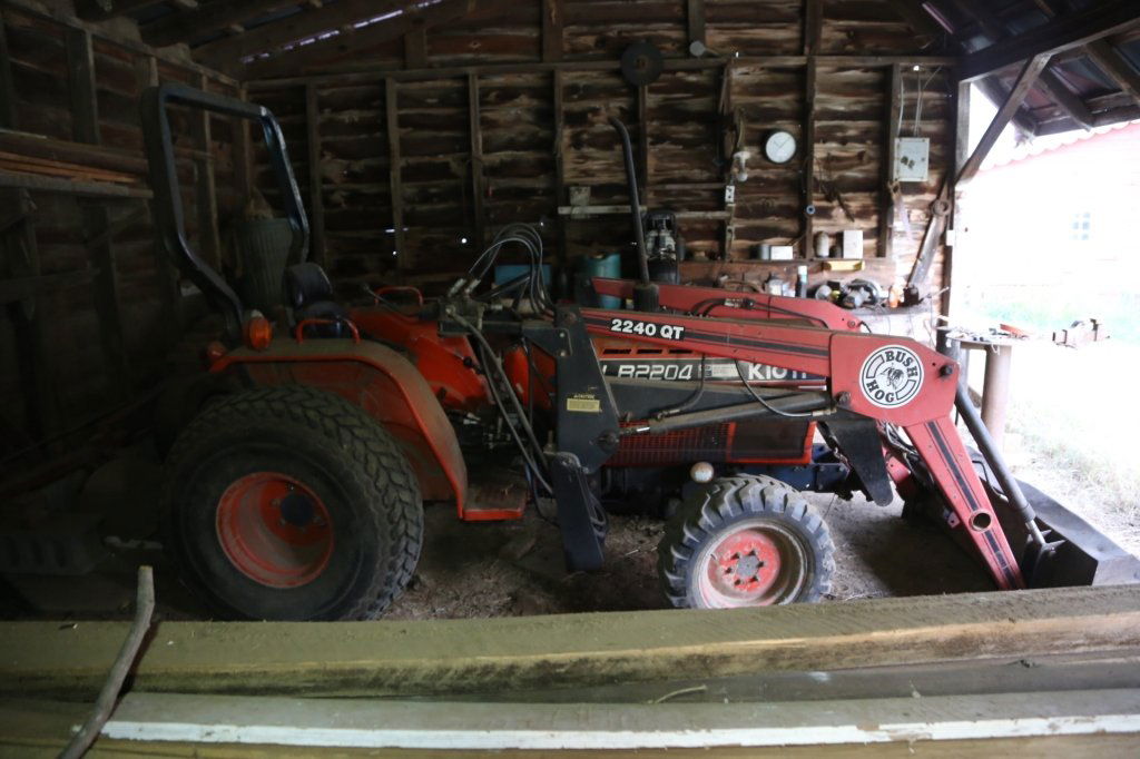 KIOTI LB2240 QT TRACTOR WITH FRONT LOADER: KIOTI 2240 QT SERIES TRACTOR WITH FRONT LOADER