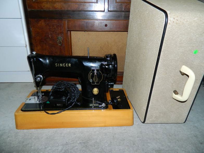 Singer sewing machine & cover: Singer sewing machine & cover