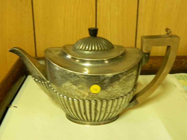 Sterling silver teapot: Sterling silver (London) teapot .585 kg