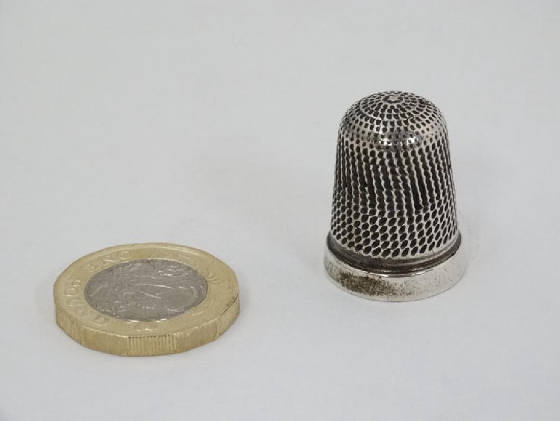 A Victorian silver thimble hallmarked Birmingham 1884 (1 of 4)