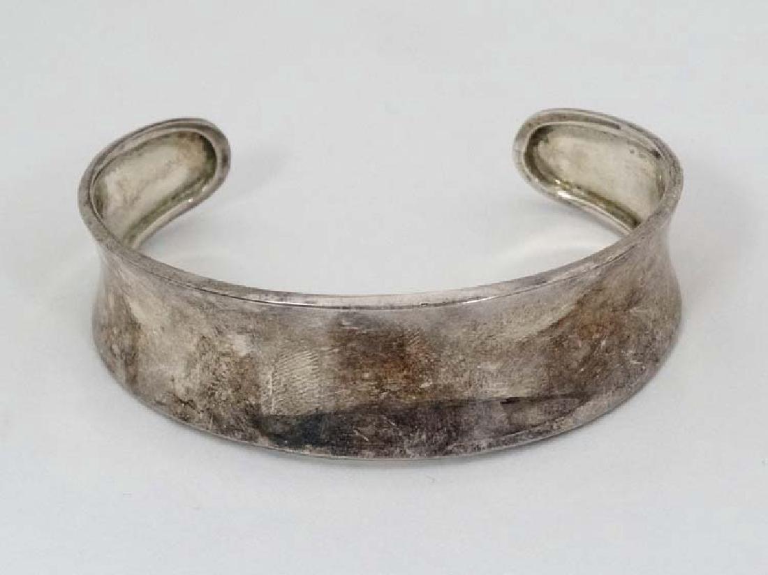 A silver bangle bracelet (22g) (1 of 4)