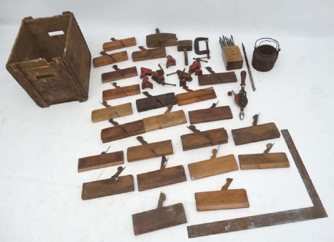 Antique tools to include : steel set square , glue pot: Antique tools to include : steel set square , glue pot , assorted auger drills , various planes , hand drill , etc.