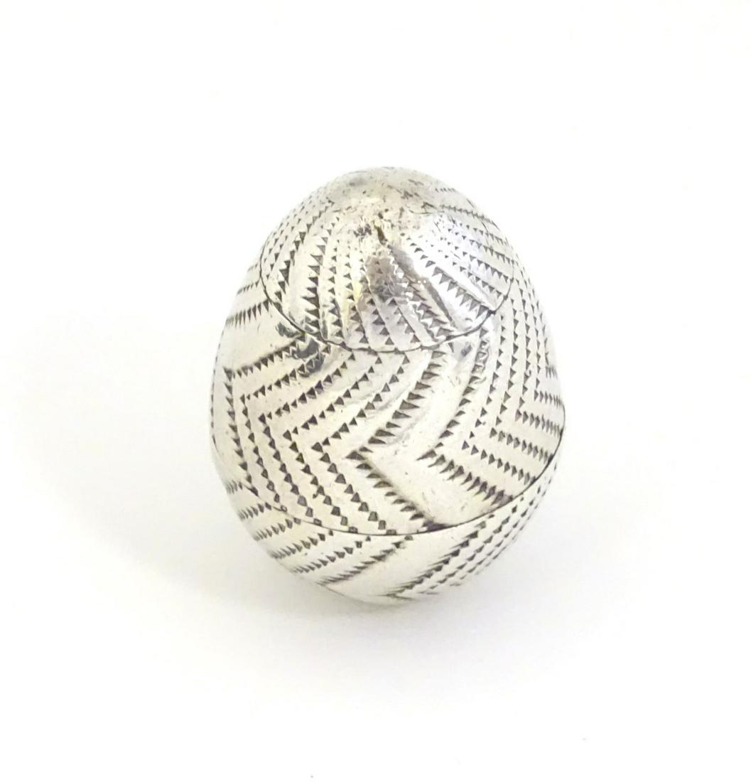 A white metal vinaigrette of egg form Approx 1 1/4'': A white metal vinaigrette of egg form Approx 1 1/4'' long