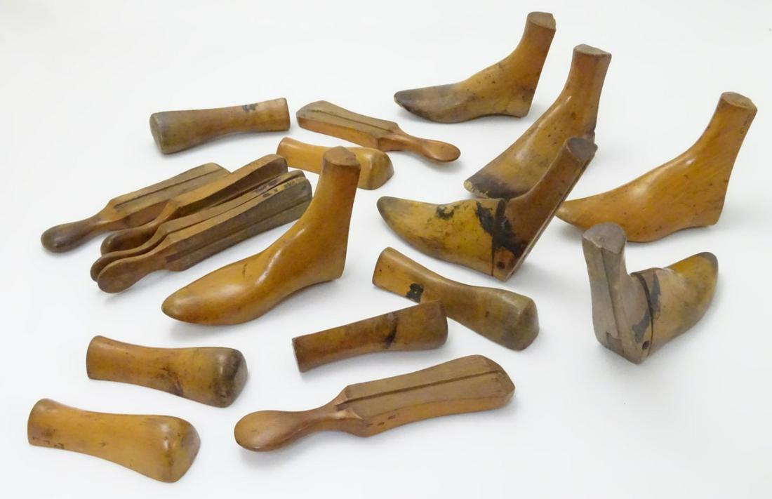 A collection of early / mid 20thC Cobbler's /: A collection of early / mid 20thC Cobbler's / Shoemaker's shoe trees / lasts, of carved beech construction, including one hinged pair.