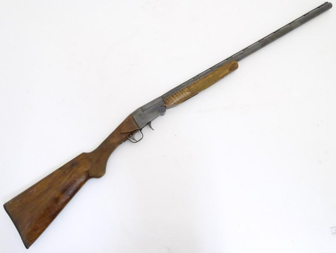Shotgun: a Gamba 12 bore folding single barrel shotgun.: Shotgun: a Gamba 12 bore folding single barrel shotgun. 27 3/4'' 'Boehler Blitz' barrel with raised flat file-cut ventilated rib and 2 3/4'' (70mm) chamber, figured walnut pistolgrip stock with cheque