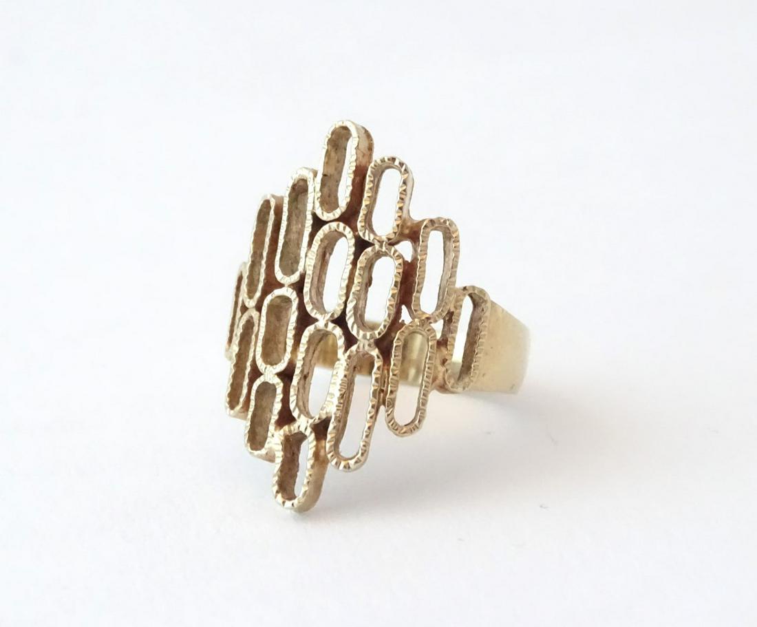 A vintage retro 9ct gold ring, hallmarked Sheffield: A vintage retro 9ct gold ring, hallmarked Sheffield 1976, maker Jack Spencer Ltd. Ring size approx. N (6g)