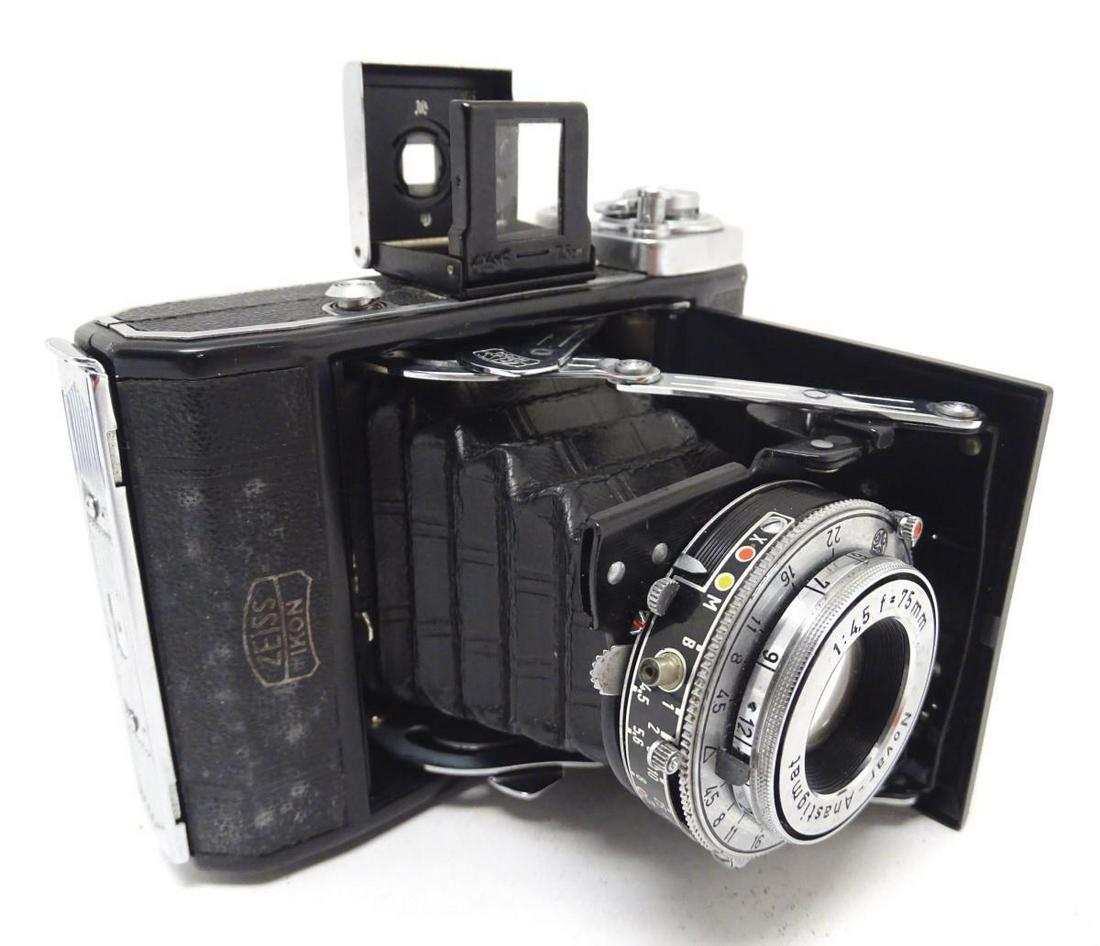 A c1940 Zeiss Ikonta 521, 6x4.5mm film camera, in: A c1940 Zeiss Ikonta 521, 6x4.5mm film camera, in leather case with original box. 5 1/4" wide