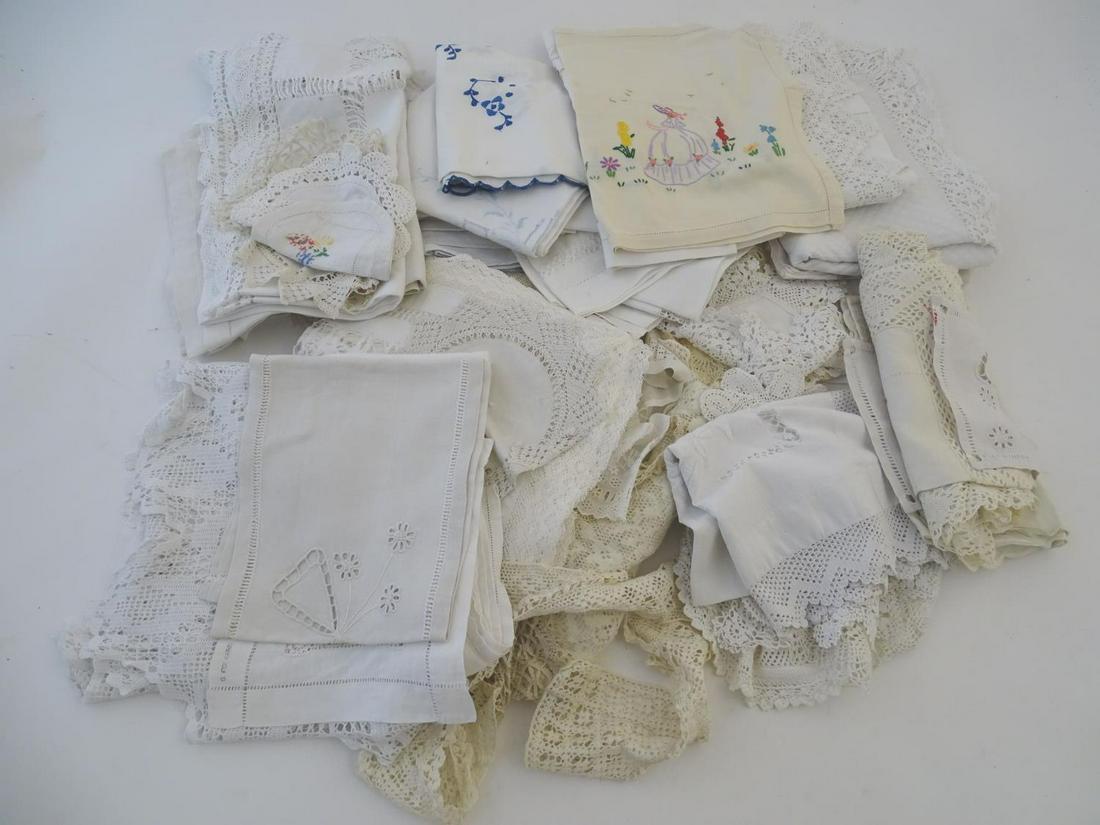 A quantity of assorted lace and fabric samples, to: A quantity of assorted lace and fabric samples, to include doilies, embroidered table runners etc.