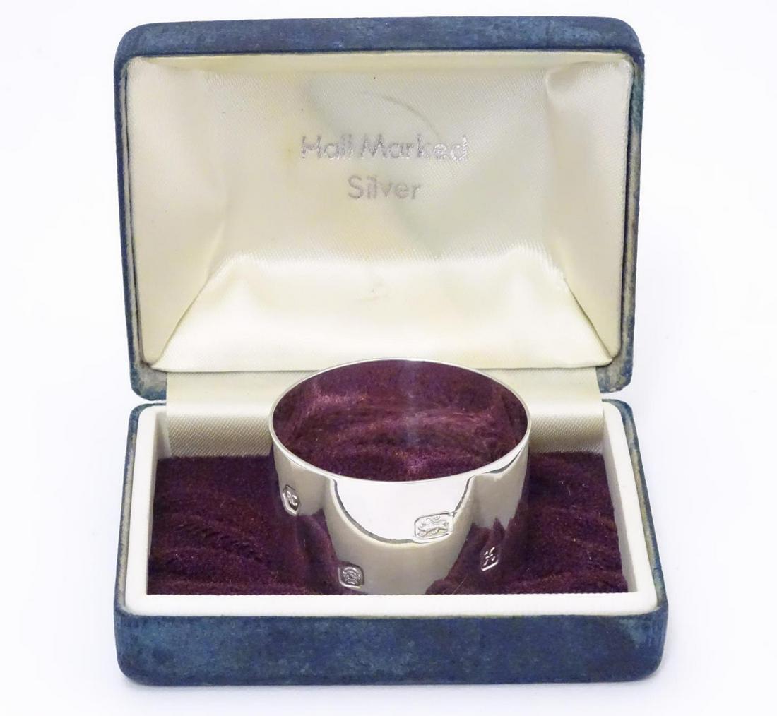 A silver napkin ring hallmarked Sheffield 1997 maker: A silver napkin ring hallmarked Sheffield 1997 maker Carr's of Sheffield Ltd. Cased.