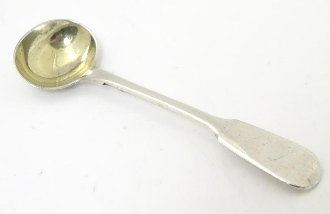 A George IV silver fiddle pattern salt spoon with (1 of 5)