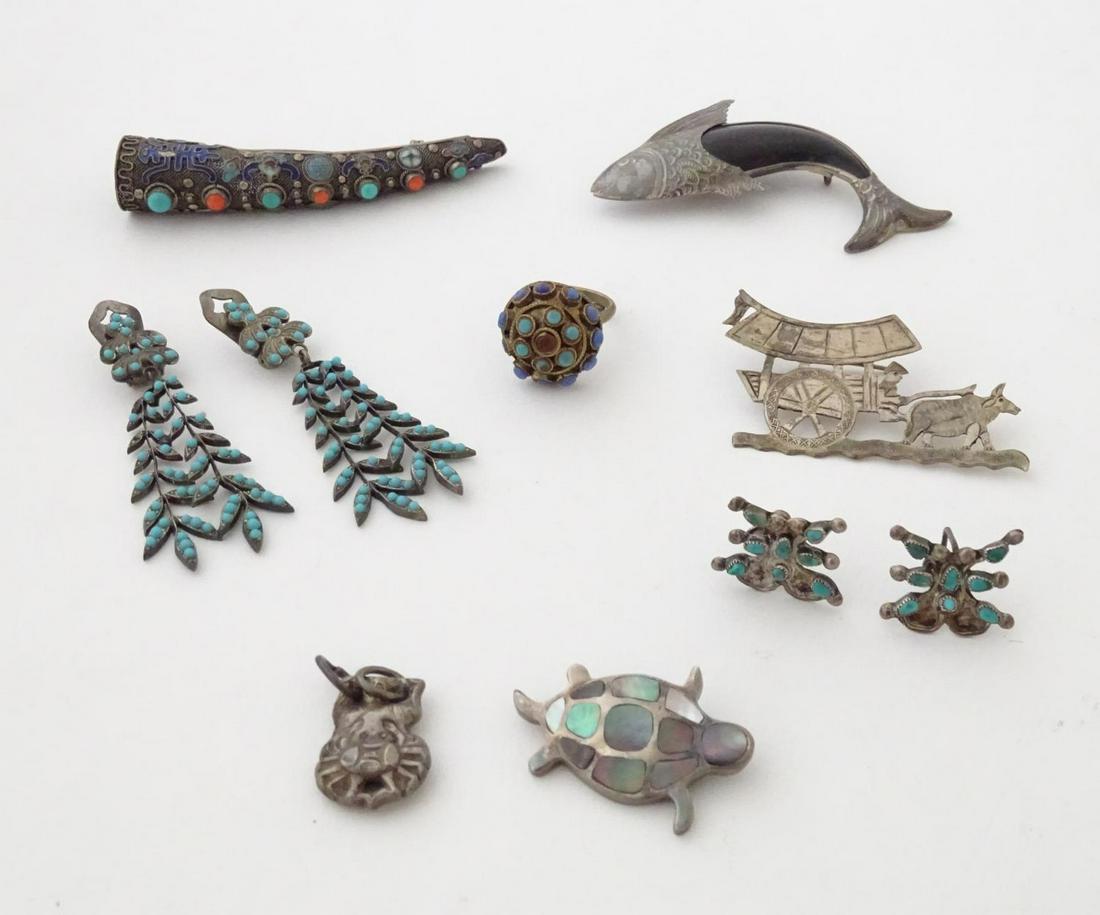 Assorted silver, white metal and gilt metal jewellery (1 of 9)