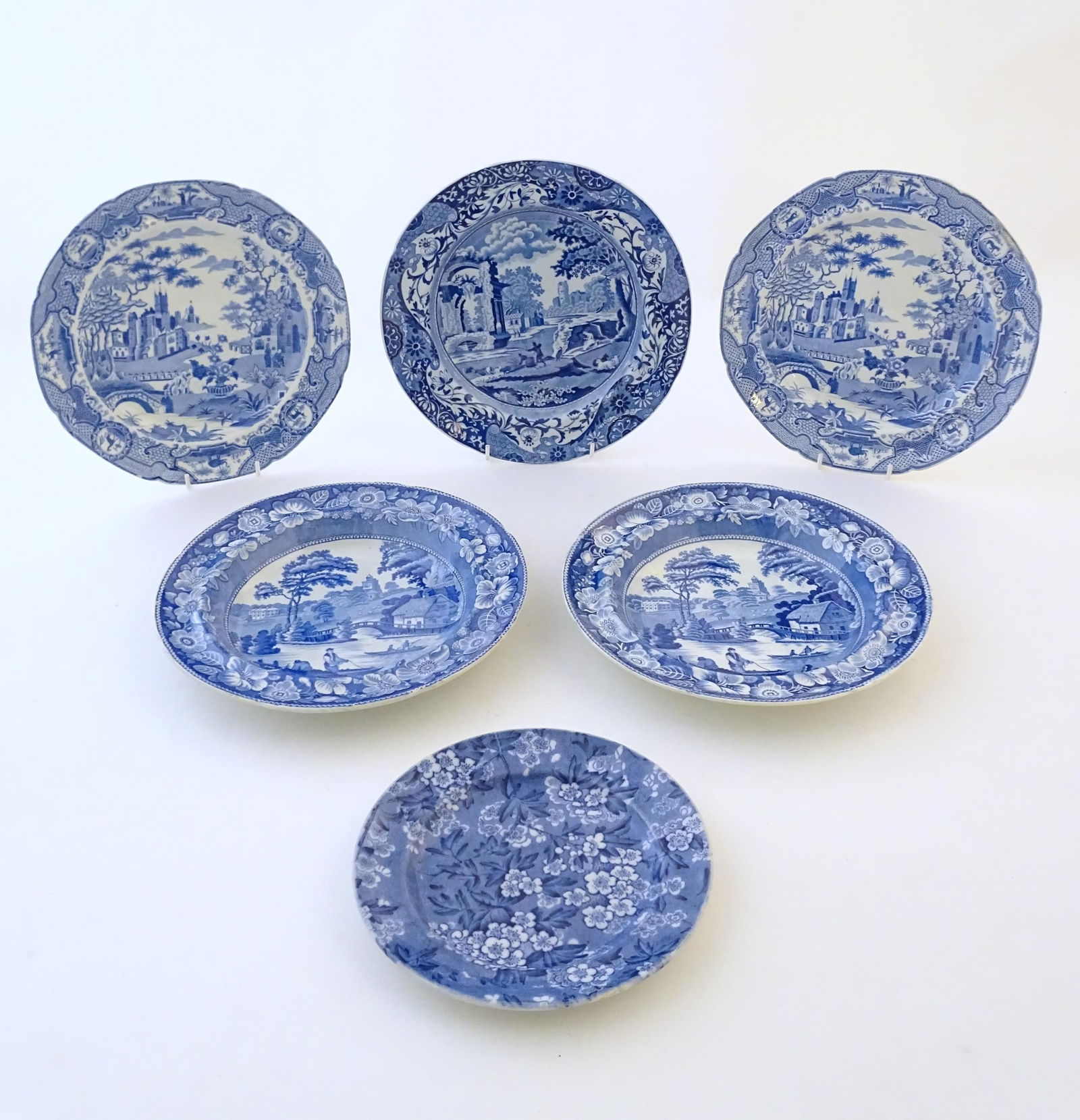 A quantity of assorted blue and white wares, to include (1 of 7)