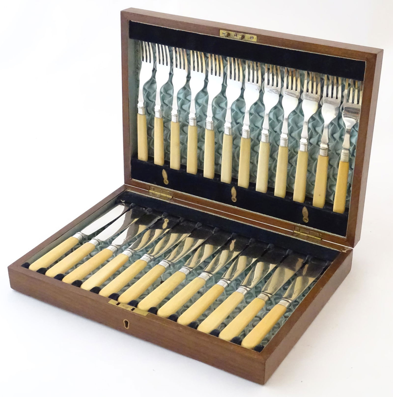 A cased set of silver plated fish knives and forks ( 12 (1 of 7)