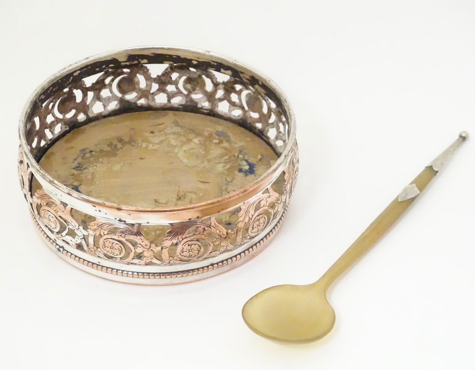 A silver mounted horn spoon hallmarked Chester 1905 (1 of 8)