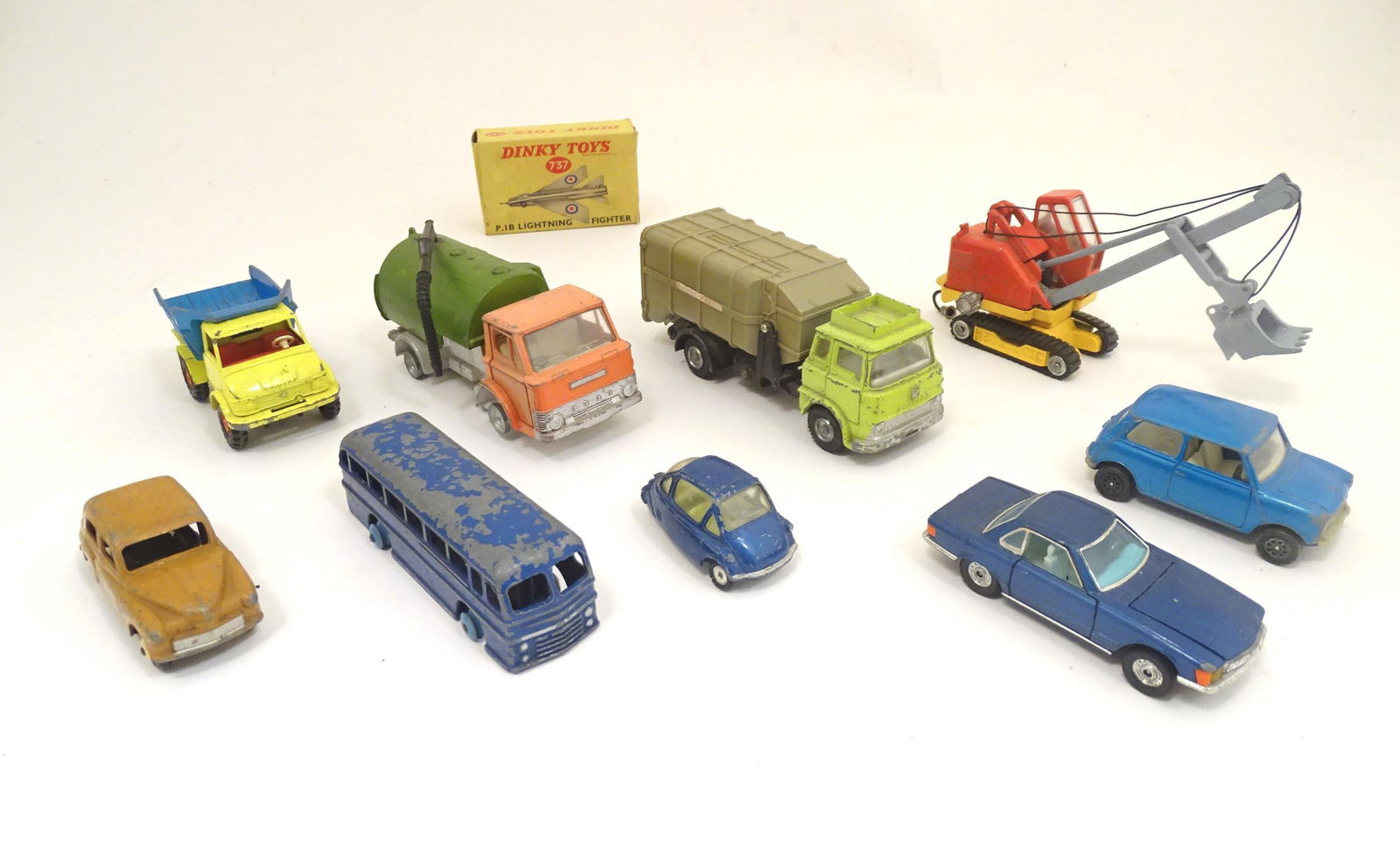 Toys: A quantity of 20thC die cast / scale model cars / (1 of 9)