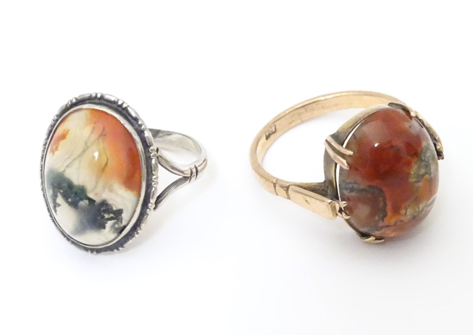 A 9ct gold ring set with agate cabochon. Ring size (1 of 6)