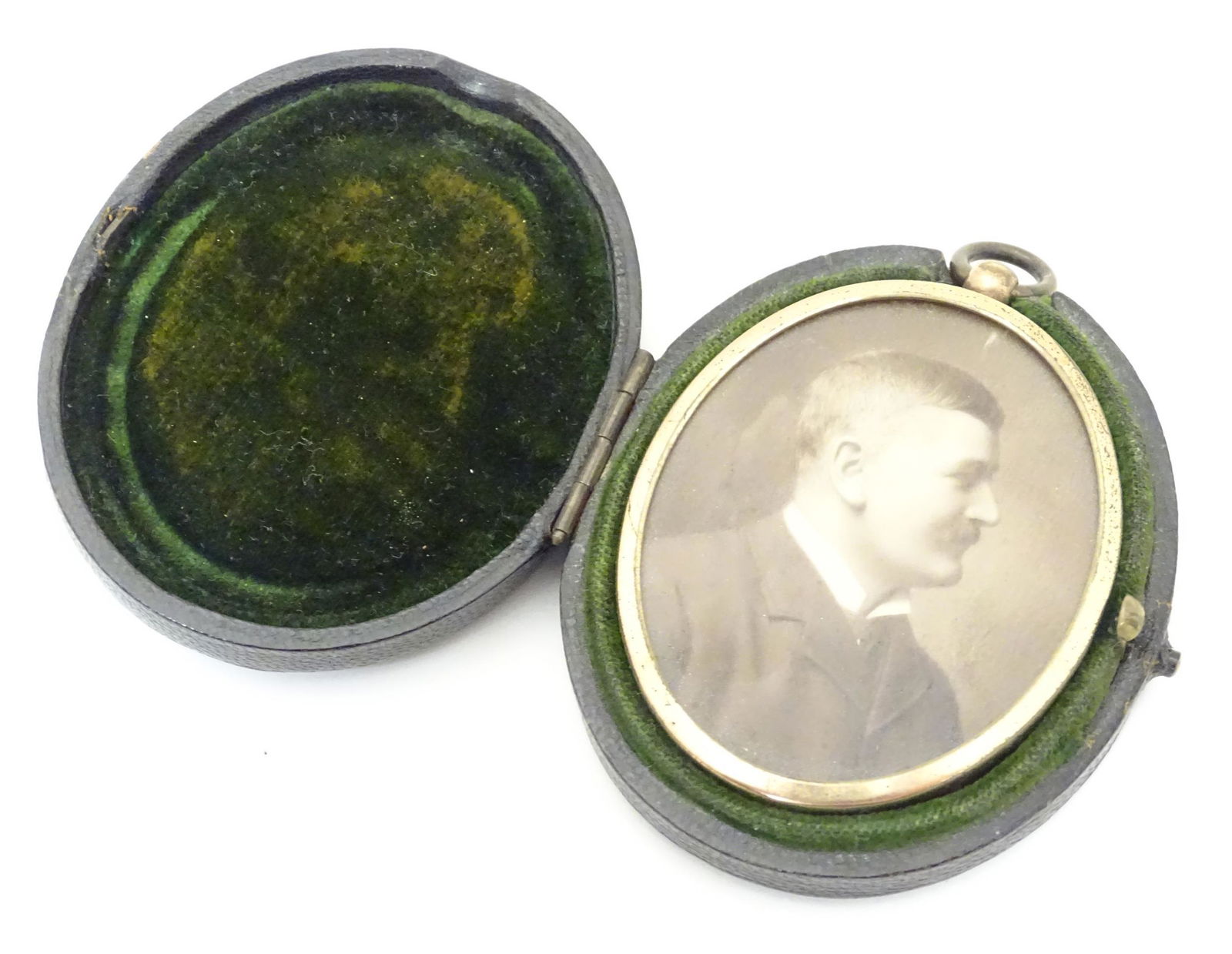 A late 19th / early 20thC cased oval portrait miniature (1 of 5)