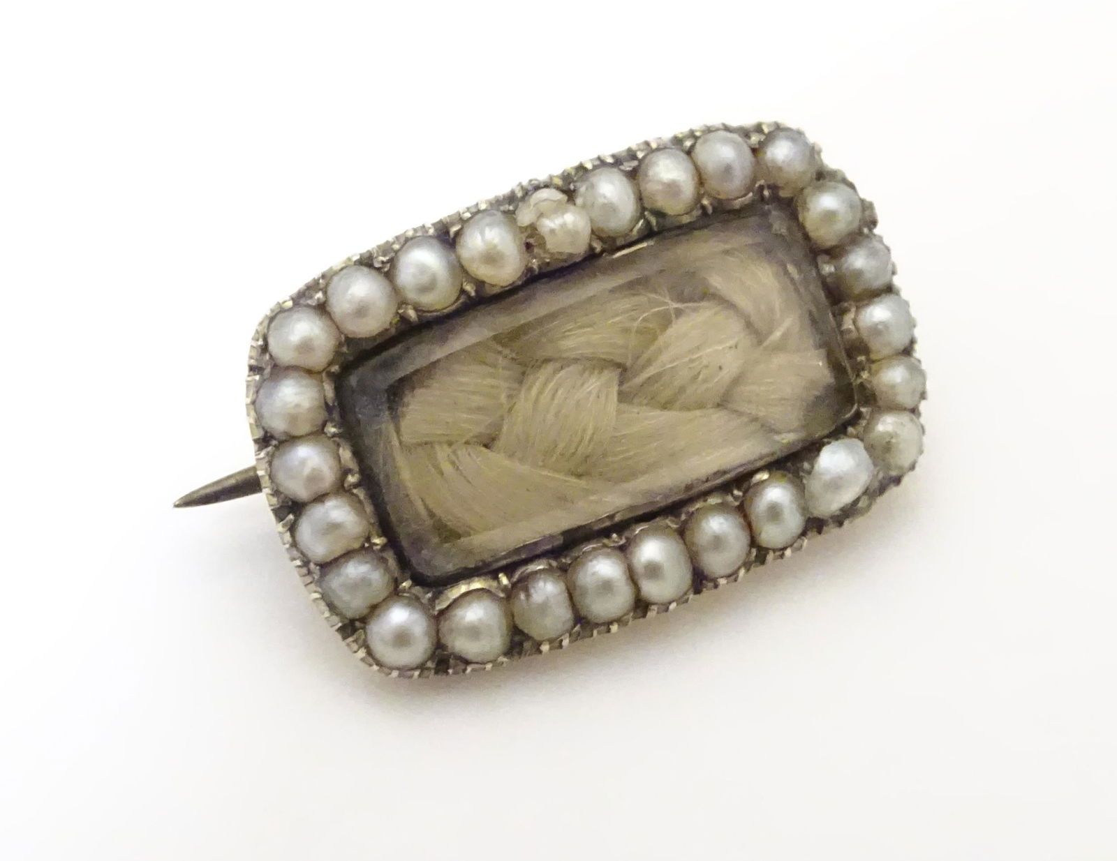 Mourning / Memorial jewellery : A 19thC brooch with (1 of 5)