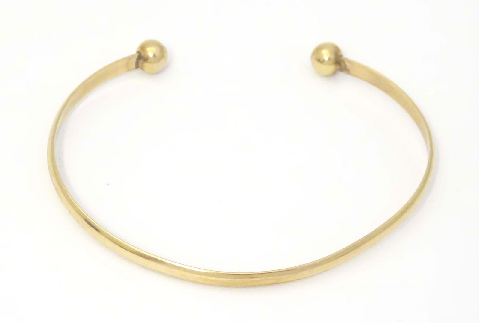 A 9ct gold bangle bracelet (1 of 10)