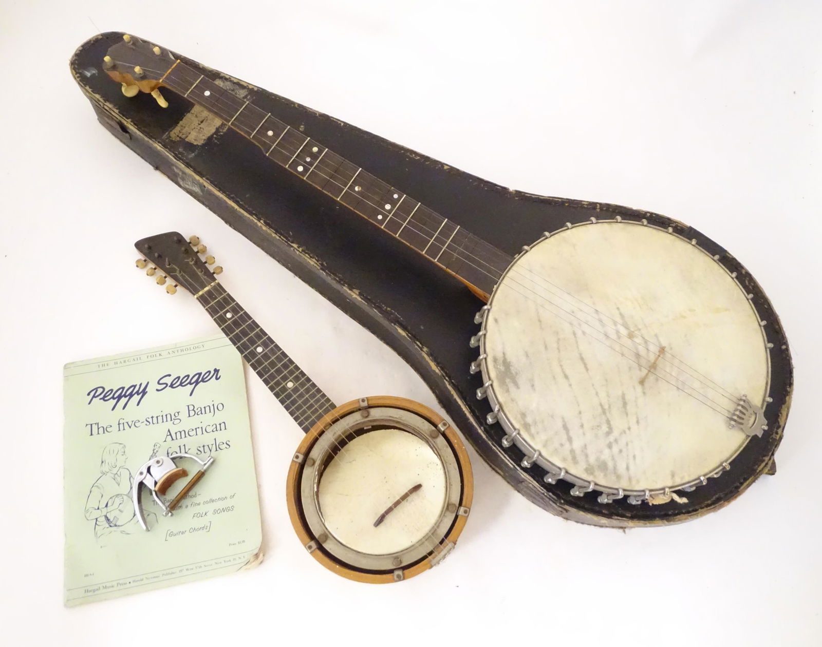 Musical Instruments : a vintage Lyon & Healy (Chicago USA) five-string banjo, with maple neck, steel (1 of 12)