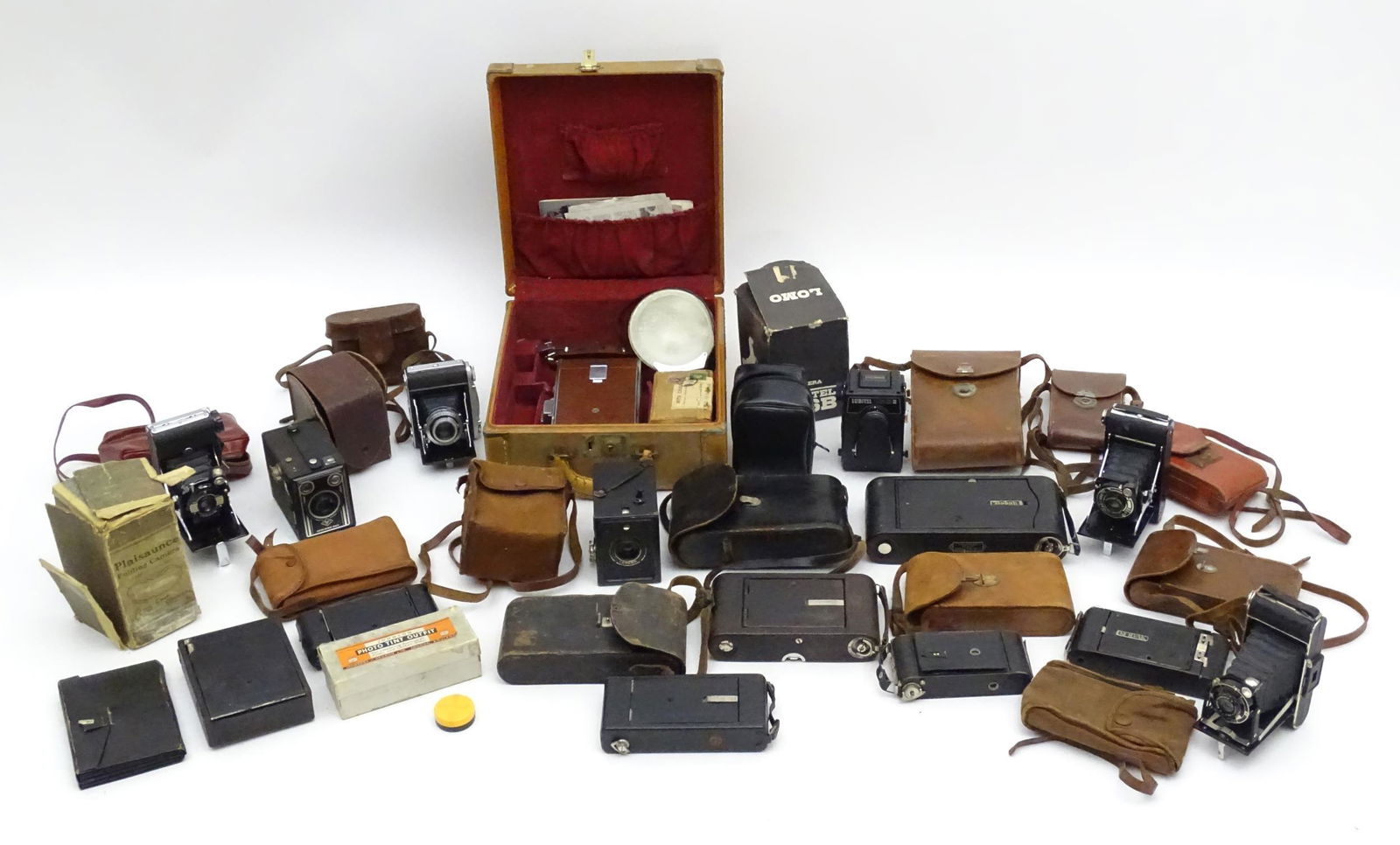 A quantity of 20thC cameras to include a Polaroid Land Camera model 95A with box and accessories, (1 of 10)