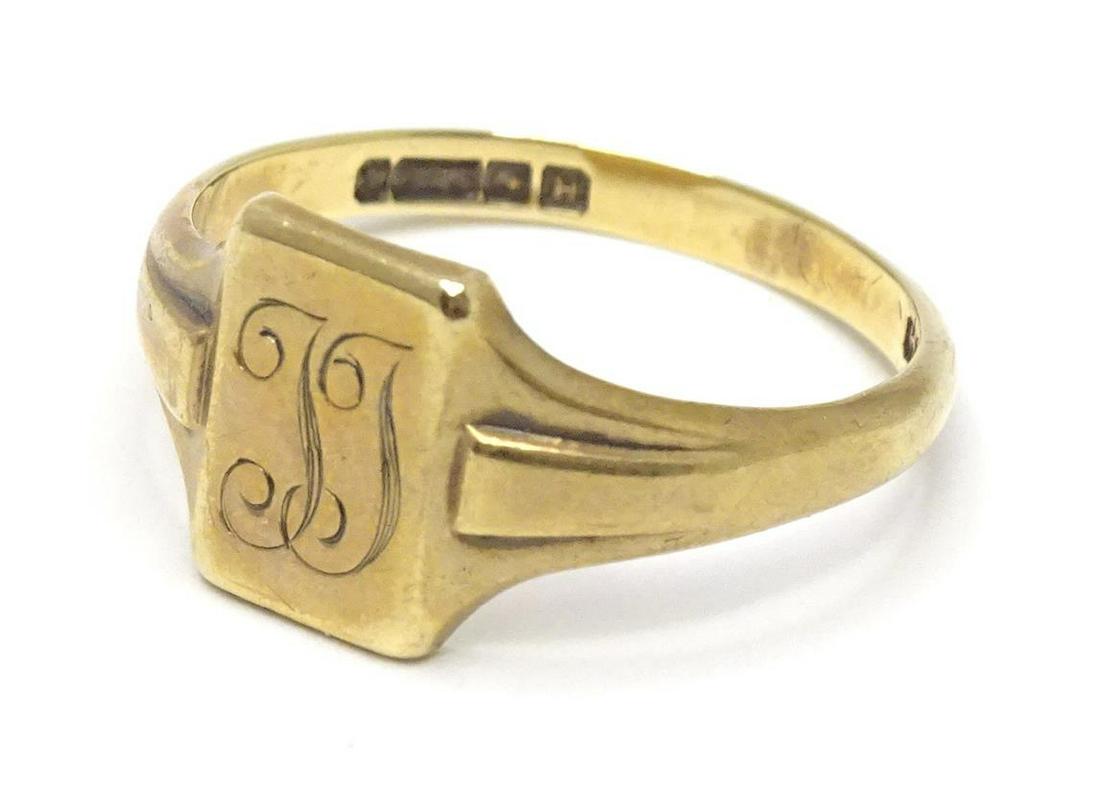A 9ct gold gentleman's signet ring. Ring size approx. V  Please Note - we do not make reference to (1 of 7)